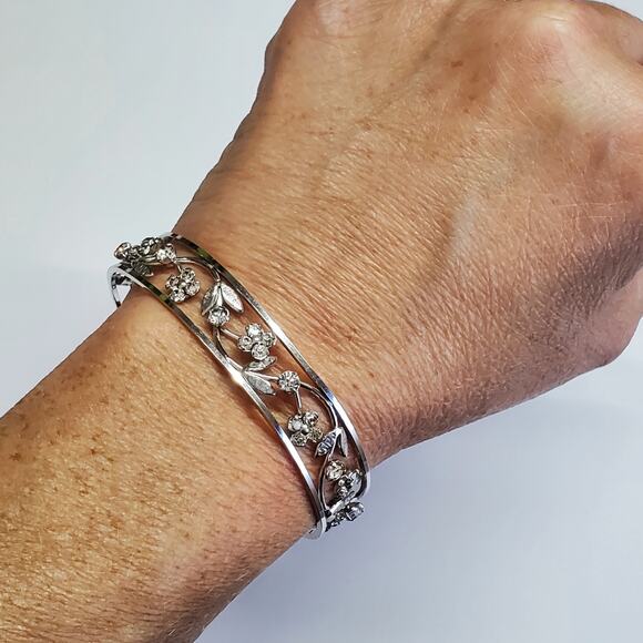 Vintage Krementz White Gold Plated Clear Rhinestone Flower Cuff Bracelet - Picture 6 of 6